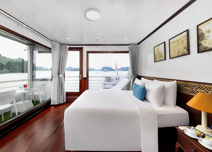 Botel Oasis Bay Party Cruise - Bay Tour *