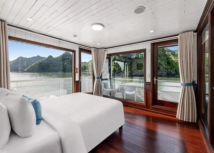 Oasis Bay Party Cruise - Bay Tour * Ha Long