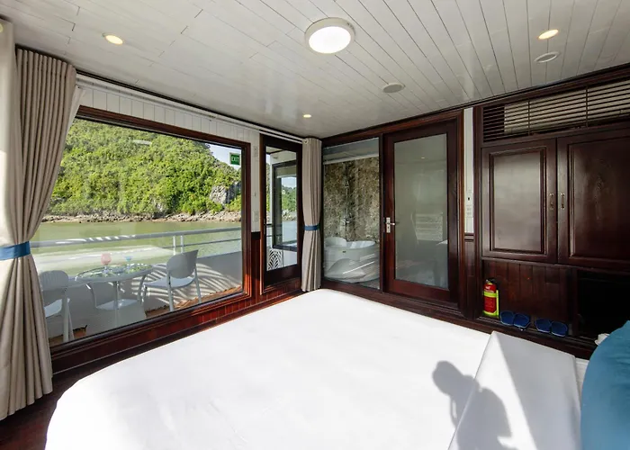 Botel Oasis Bay Party Cruise - Bay Tour *