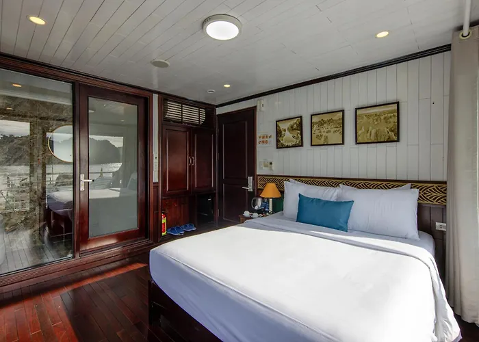 Oasis Bay Party Cruise - Bay Tour *