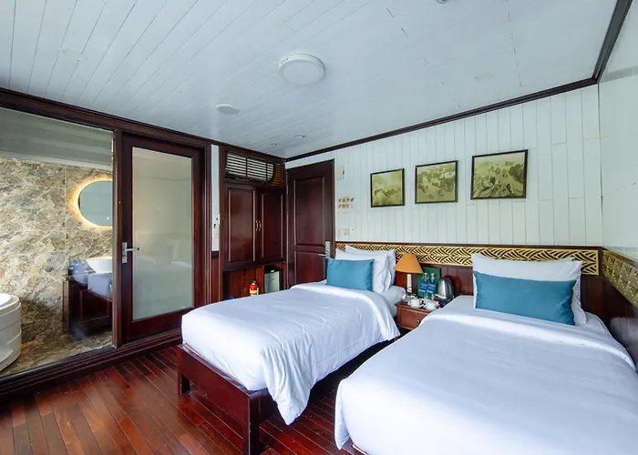 Oasis Bay Party Cruise - Bay Tour Botel