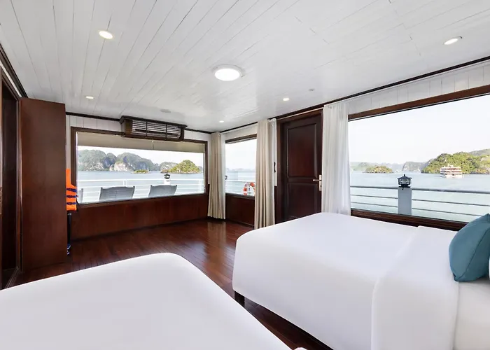 Botel Oasis Bay Party Cruise - Bay Tour