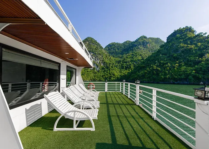 Botel Oasis Bay Party Cruise - Bay Tour Ha Long