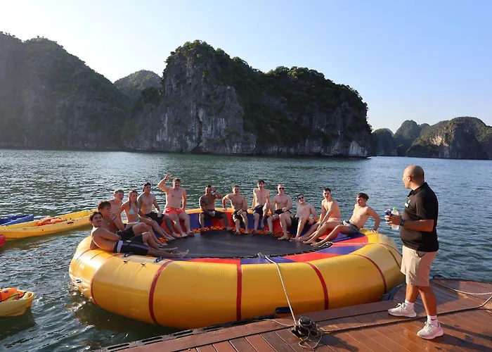 Oasis Cruise - Social  Hạ Long